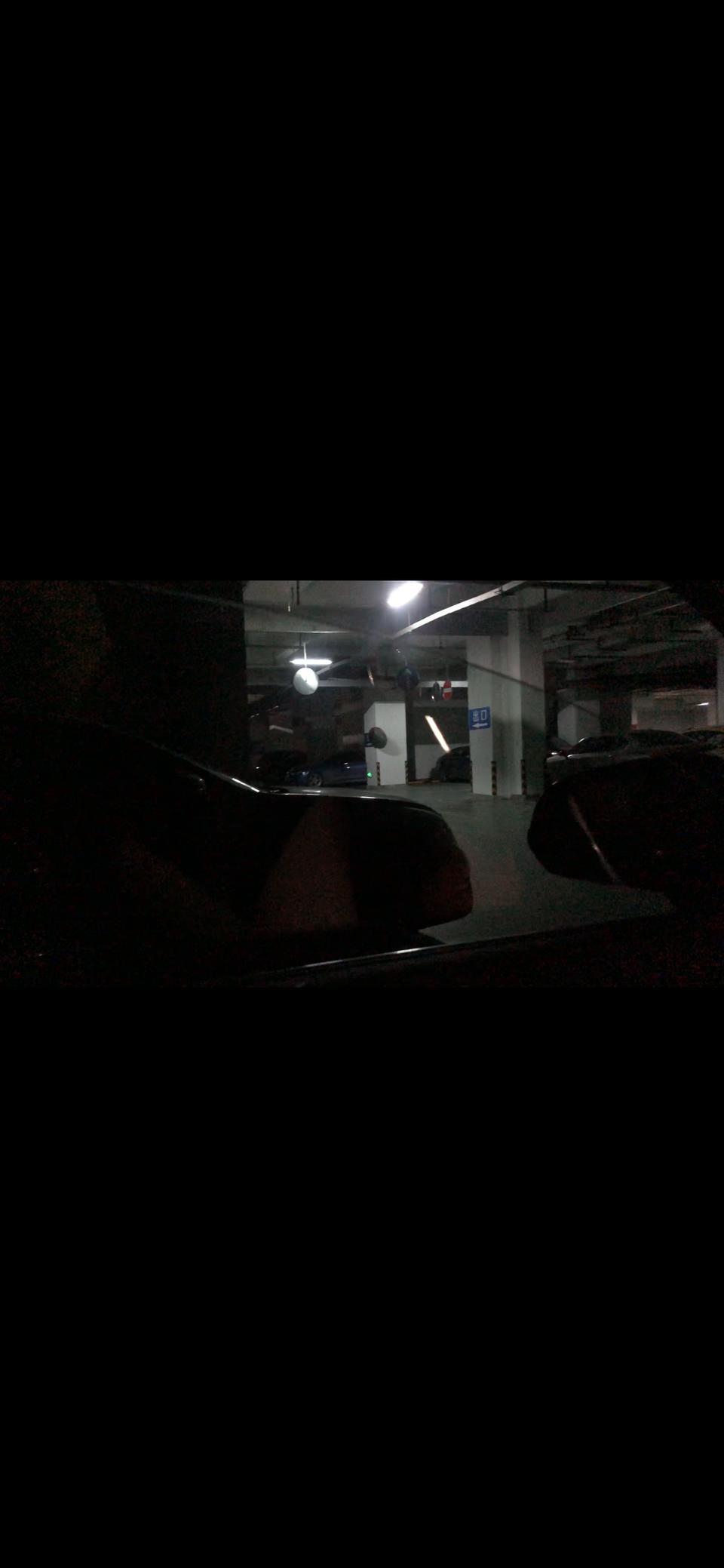 沃尔沃s90-刚提的s90智远豪华，想问问大家，我洗完车一天后，干的车窗降下去，立马升起，玻璃上会挂满水线和小水珠，这是正常的吗？4个玻璃都会