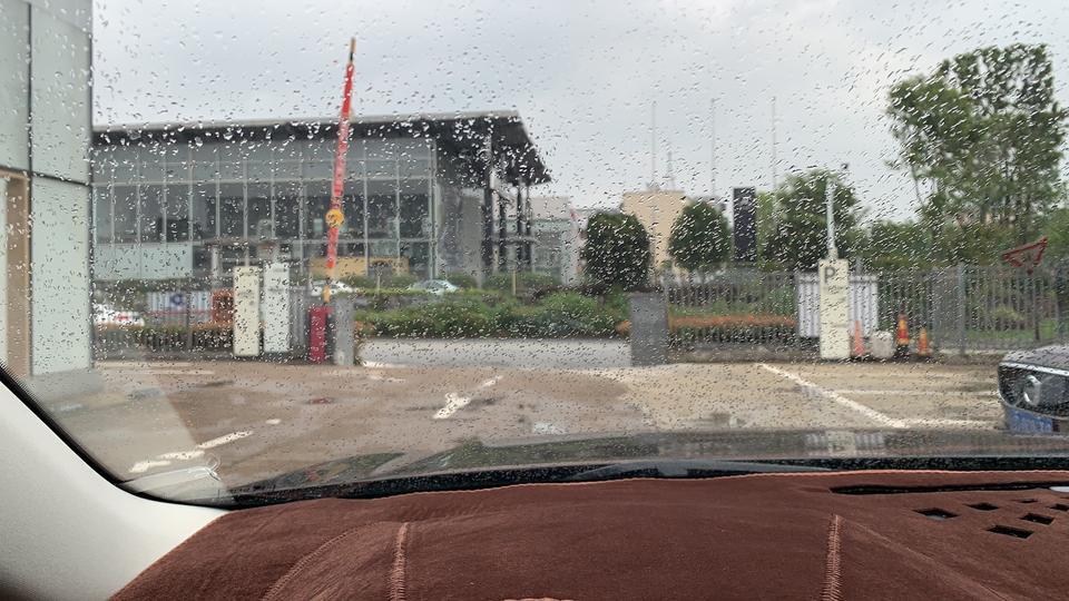 沃尔沃s90-不知道大家s90车主有没有一样的问题。
开启自动启停功能之后，每次停车，停车后发车，都会有咯噔咯噔的声音，很明显，尤其是开会倒车的时候，咯噔声音真的让我怀疑人生，但是启停关闭之后，又没有咯噔声的。