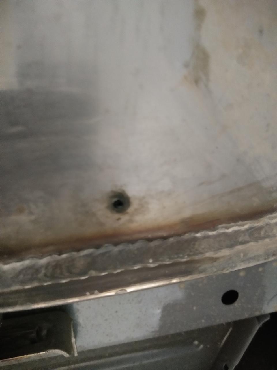 远景x6-2018款远景SUV是不是排气块后面都有一个小洞？