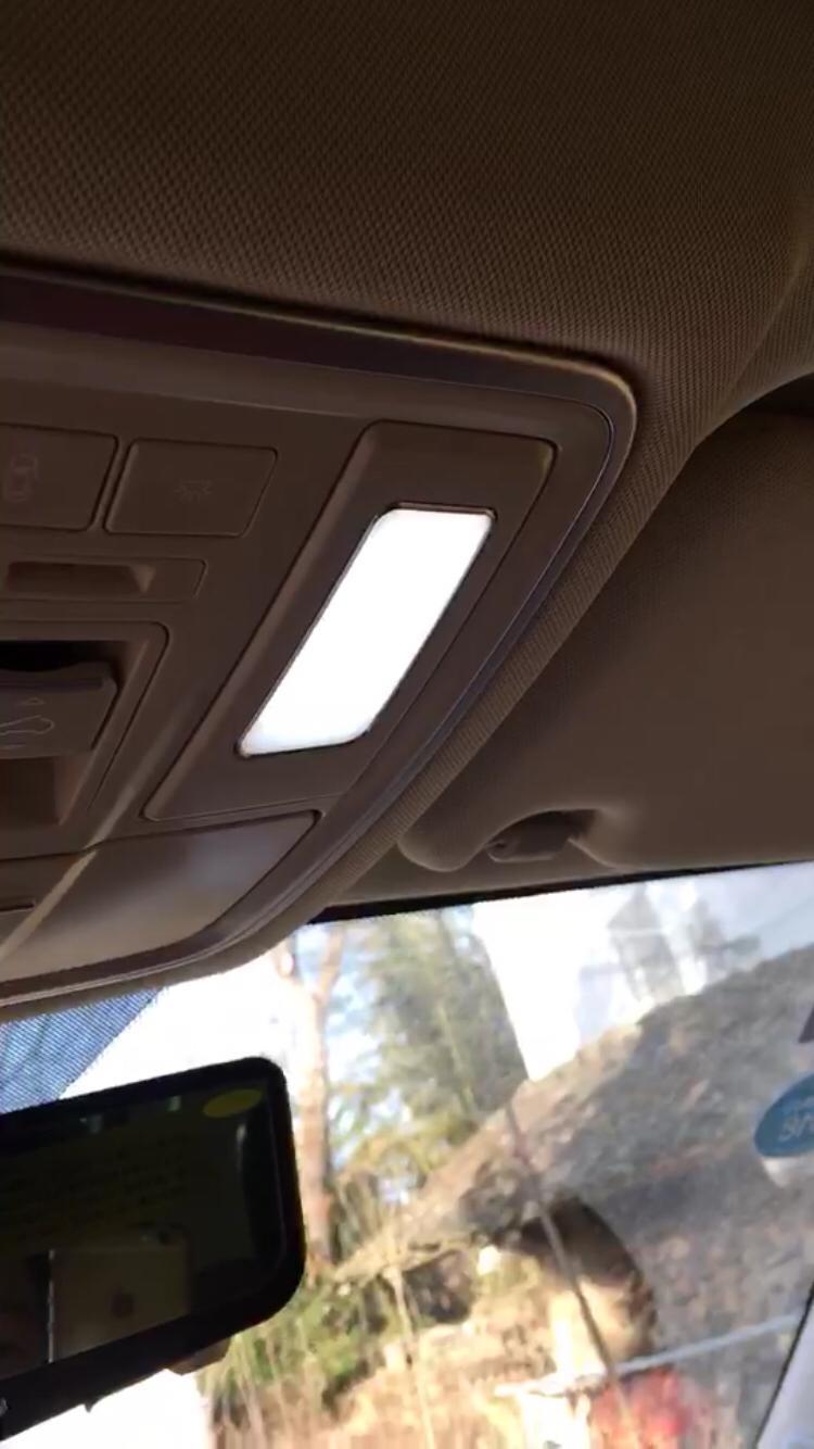远景x6-远景suv CVT豪华版。右示廓灯一直亮着，所有的灯按钮都关闭，车门也关了，后备厢也关好了，但是示廓灯 右灯一直亮着，这是什么问题呢