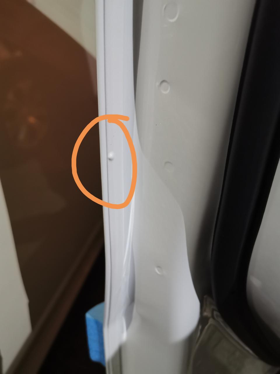 领克01-前门上两个油漆点，这个算不算质量问题，下午才提的新车，当时提车检查没在意，回来了才发现！