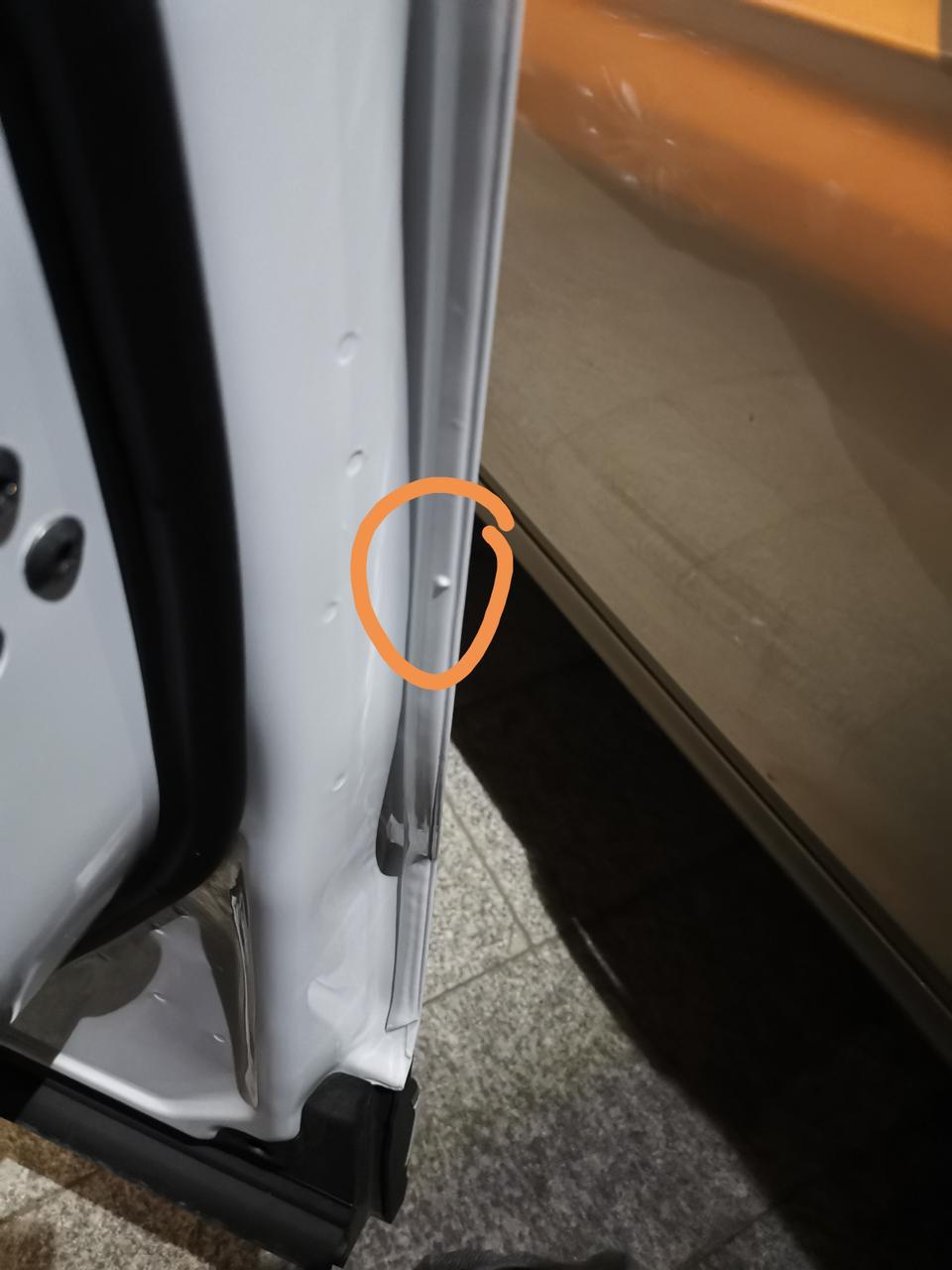 领克01-前门上两个油漆点，这个算不算质量问题，下午才提的新车，当时提车检查没在意，回来了才发现！