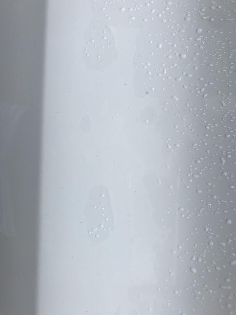 领克01-刚提的新车01，跑了200公里不到，但是今天发现车漆上面有很多小点点，用擦车布擦不掉，请问这是什么情况？