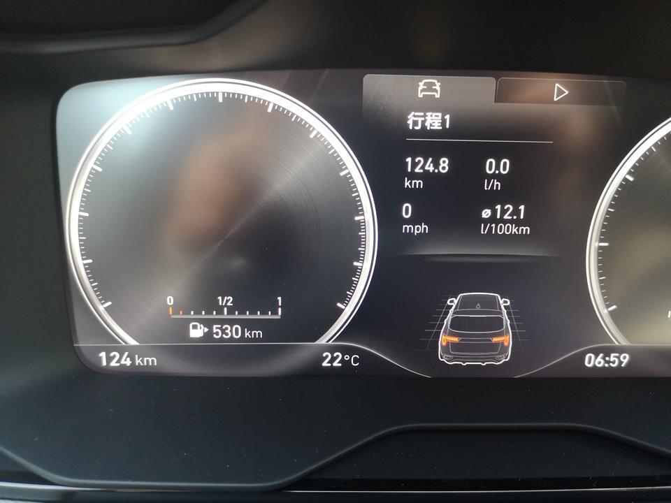 领克01-请问各位大神我新提的车    仪表盘上面的小车尾部二条有二个小红条灯永远亮着   这正常吗   那二小红灯是什么意思？