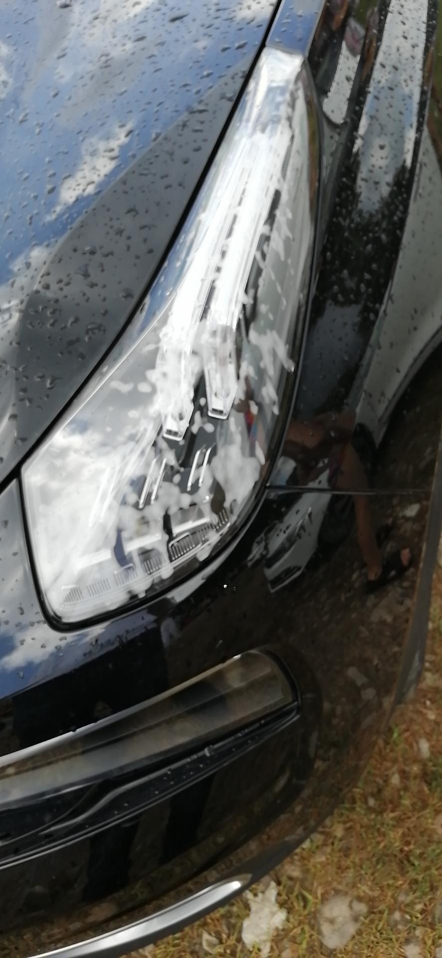 领克01-太阳下洗下车，车灯里面出现这样的雾气，前后都有（只拍了前灯）过了一段时间又没了。01车主你们都有吗？是正常还是有问题的？