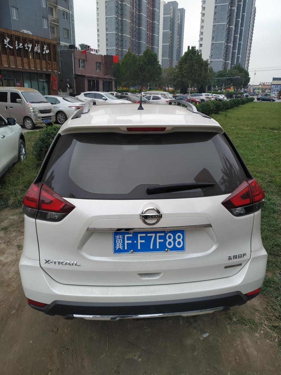 奇骏-车顶行李架，有这么奇葩安装的吗？
看别人车都是安装在黑色这个地方了，我的咋是双面胶粘的啊？