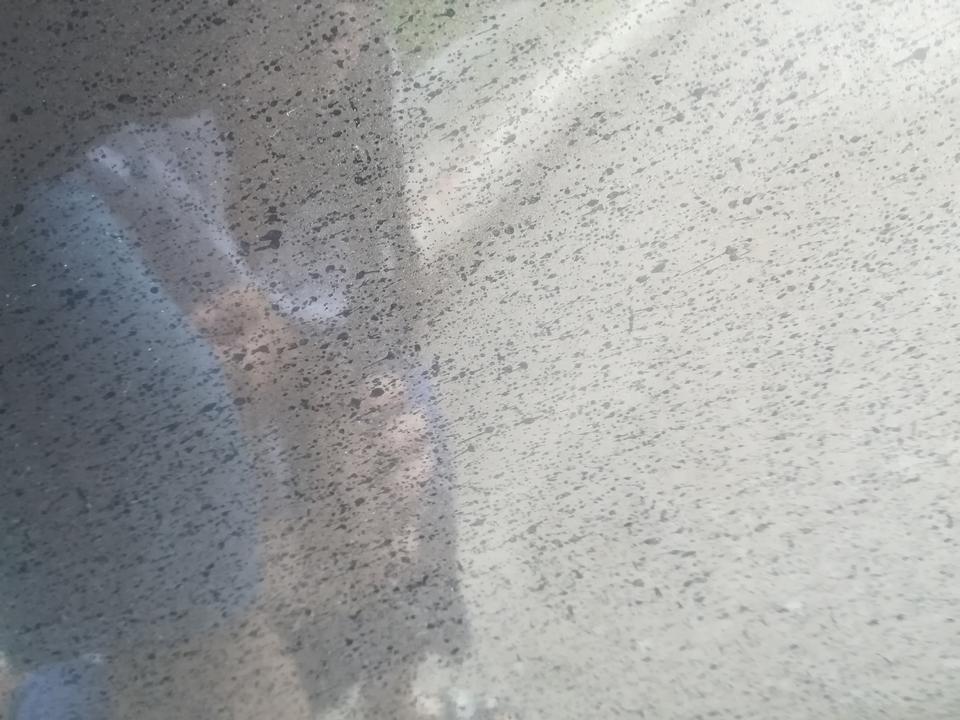 奇骏-提车三个月，半边车门出现很多的锈斑，在车漆里面，首保的时候会帮你怎么弄，要是重新抛光喷漆会收费吗？是不是没有原厂的漆好，要是不弄这个锈斑还会增加吗？闹心