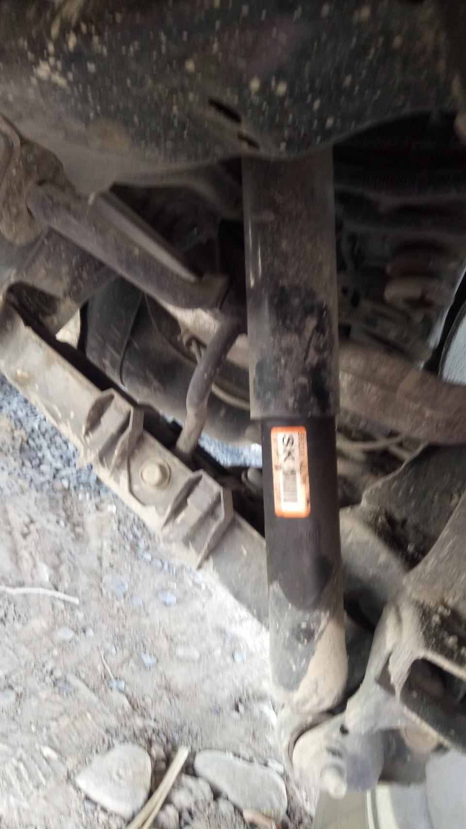 19款奇骏今天发现后悬挂油缸有油渍是漏油了吗？最近没时间去4s店影响使用吗？