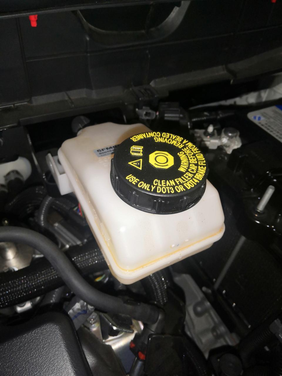 奇骏-大家好，请问我每次开完车 这个地方都有油漏出来是怎么回事啊？这个月才拿的新车。