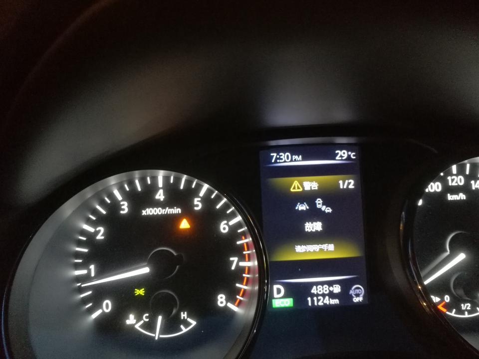 奇骏-行车，1124公里，今天晚上车正在行驶，仪表盘显示屏突然报警，显示转向辅助系统和横向车辆撞击提醒系统(不知道有没有说正确两个系统)，停车重启了问题依旧，倒车影像也不显示了。看看各位车友分析下原因，大家有没有碰到这种情况。谢谢。