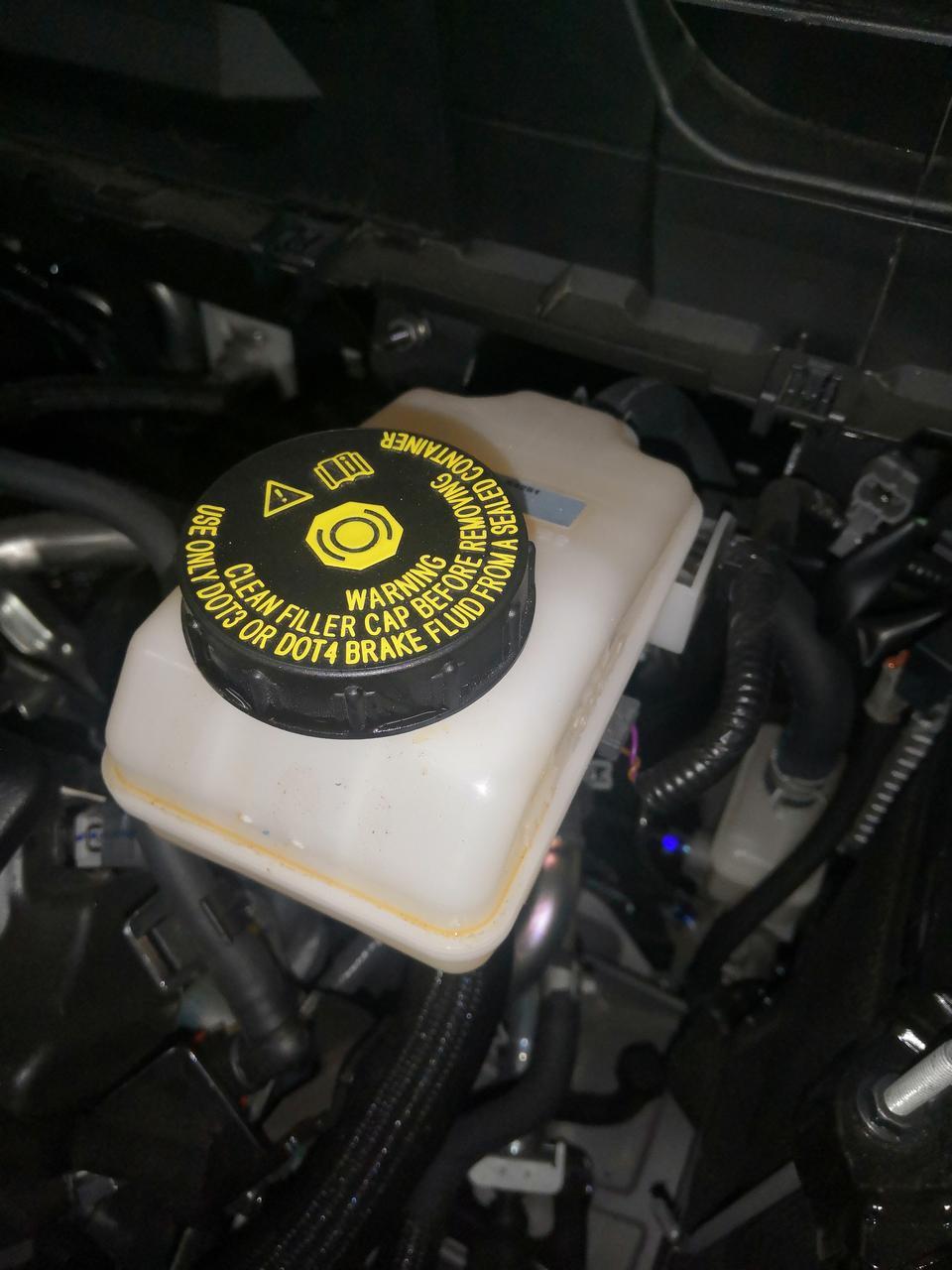 奇骏-大家好，请问我每次开完车 这个地方都有油漏出来是怎么回事啊？这个月才拿的新车。