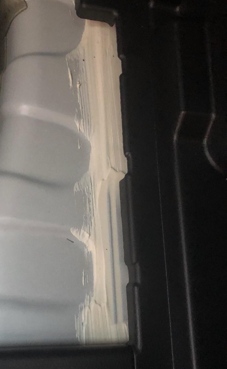 奇骏-新车前轮减震后面车体上有这个，正常嘛？像胶一样。