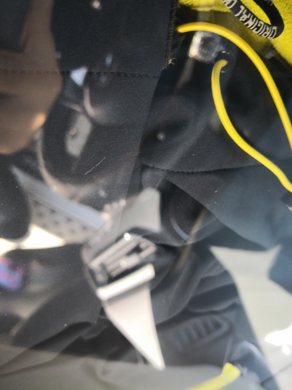奇骏-你好，4S店前挡风玻璃的膜没贴好，里面有胶怎么办像头发丝那样。图片左侧中间那样。该怎么解决