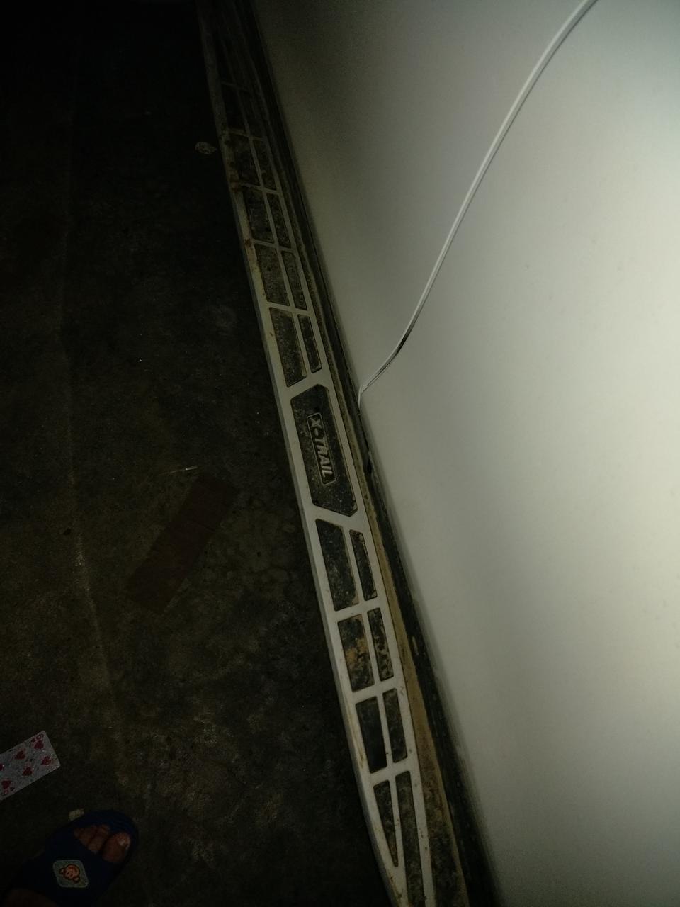 奇骏-买车时在4s店加钱加装的侧踏板，工作人员把底板两侧的护板割破了！提车一个月了今天才发现，心疼呀！大神们！现在这样对车子底盘会有什么影响？有什么补救办法？