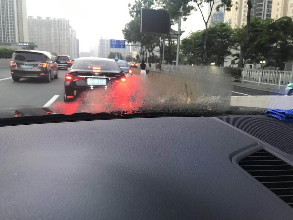 cayenne-我想请问下各位车友有没有遇到过这种问题，我这是19款卡宴，为什么一到下雨天前挡风玻璃就会有一块地方起雾，车外面起雾不管开窗还是开空调都没用，一定要雨刮刮才可以去掉过一下又出现了，请问下这种问题怎么解决，一直这样严重挡住视线??求解决方法