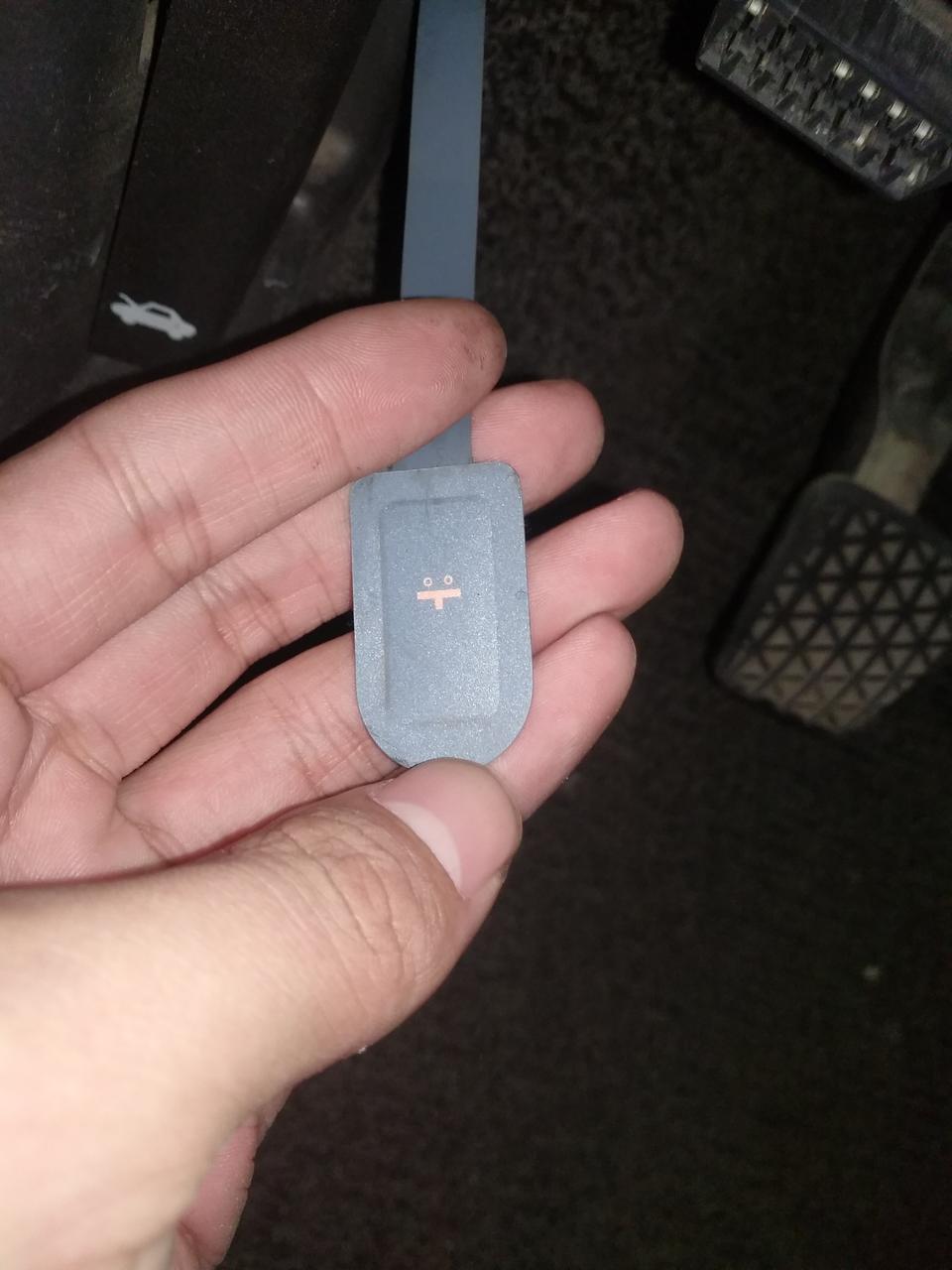 有车友知道这是什么传感器吗？
在主驾驶下方保险盒旁边左侧发现的，带着双面胶应该是贴在哪个地方的？
车型是老科鲁兹