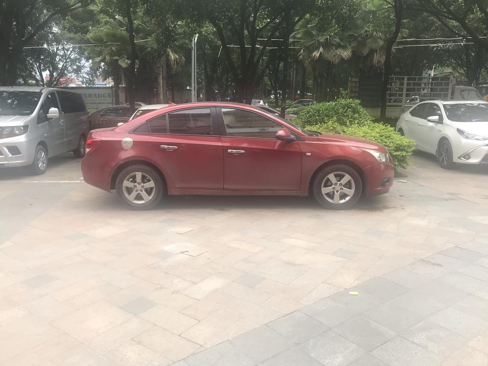 科鲁兹-11款1.8自动SE，换发动机前有一个毛病，开了十几公里以上熄火再启动会怠速不稳，不给油会熄火，必须踩油门持续两三分钟才可以，否则不给油就熄火，行驶中也会失去动力。上个月因借给朋友开导致发动机故障我就直接换了发动机，跑了一趟四百公里的里程这个问题又出现了，水温也是正常水温，都不到水温表的一半，请问是什么原因？