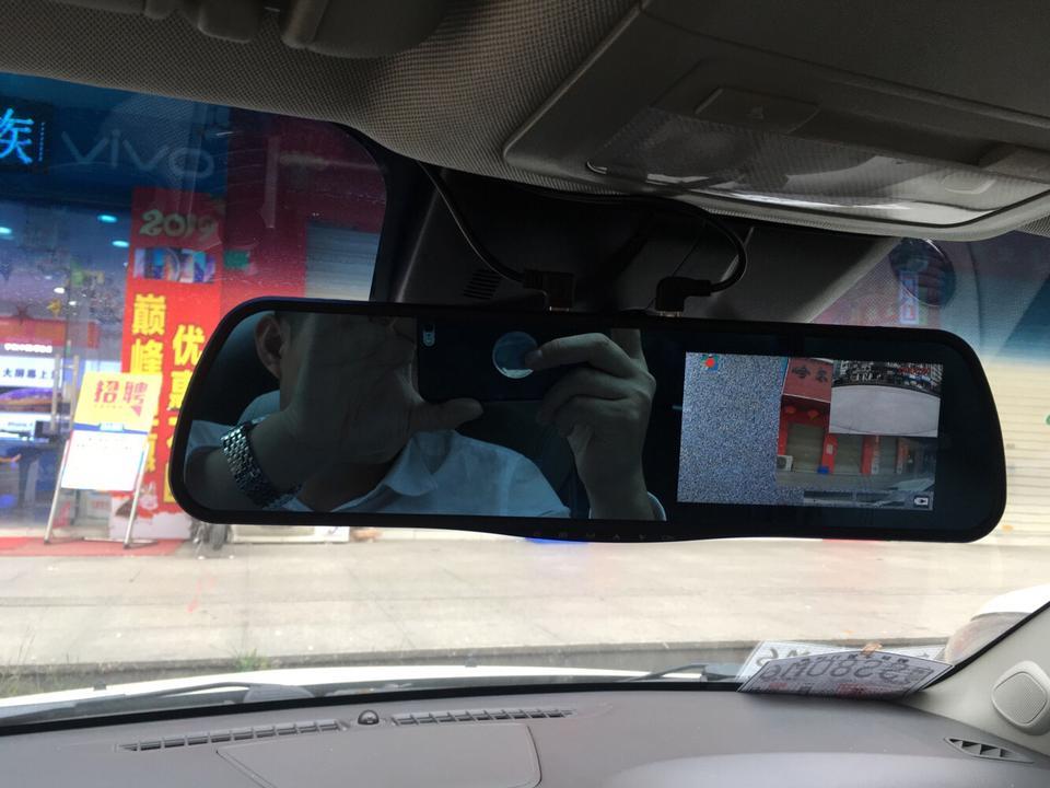 2013款1.6科鲁兹刚提回来二手的，开一会发动机舱感觉很烫而且有难闻的气味，是正常的吗？行车记录仪带倒车影像才开几天就显示不行，头疼。老铁们是咋回？能分晰下吗？