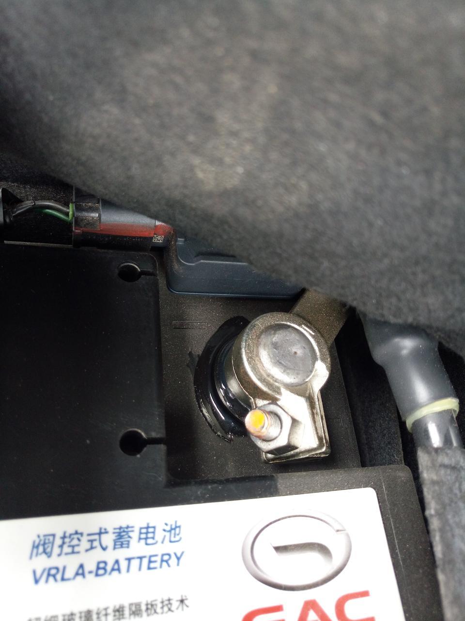 传祺gs5-GS5电瓶好像是什么油问一下大家有没有这种情况？谢谢?