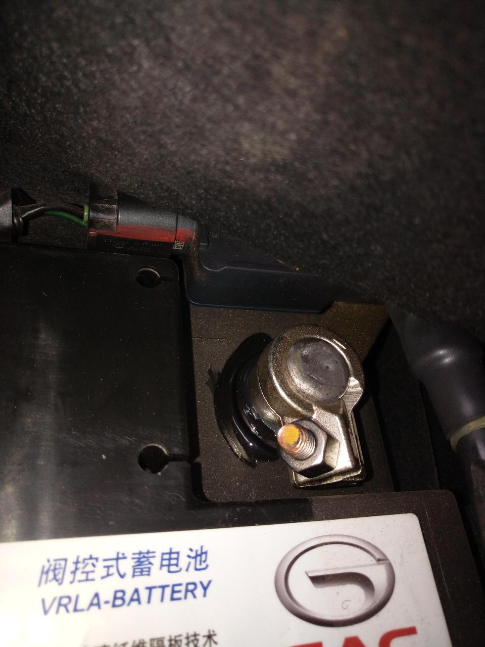 传祺gs5-GS5电瓶好像是什么油问一下大家有没有这种情况？谢谢?