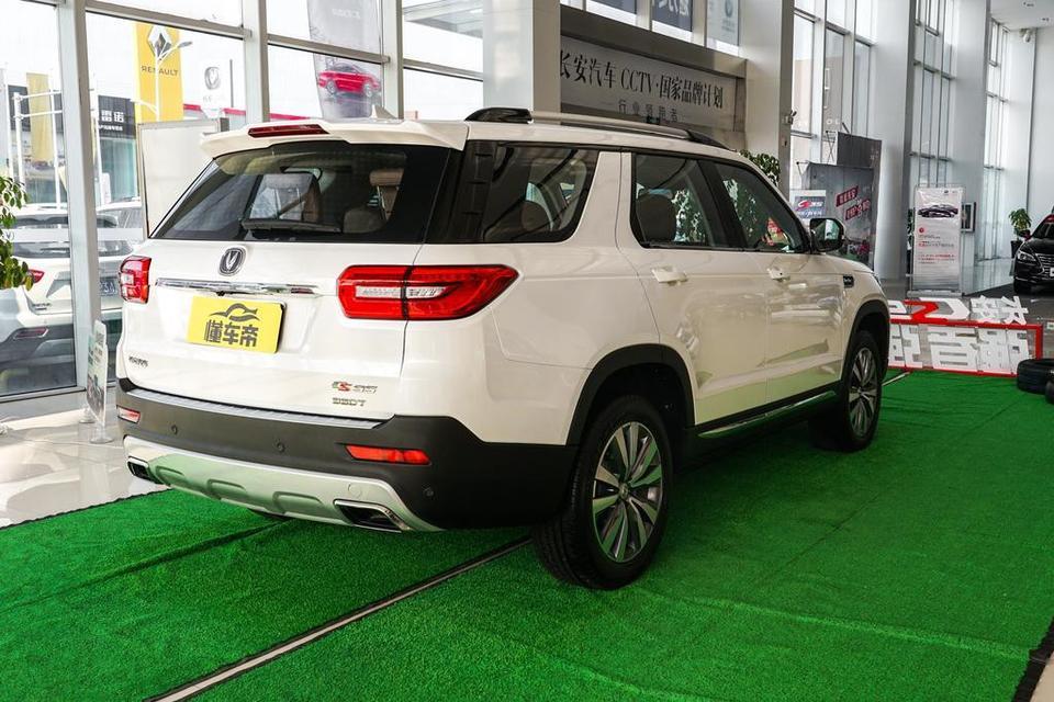 长安cs95-最近朋友建议我考虑这个两驱荣耀版，因为听说裸车14.5万就可以搞到，而且配置水平很高，所以我想问一问大家荣耀版得性价比怎么样？多少钱可以落地呀？