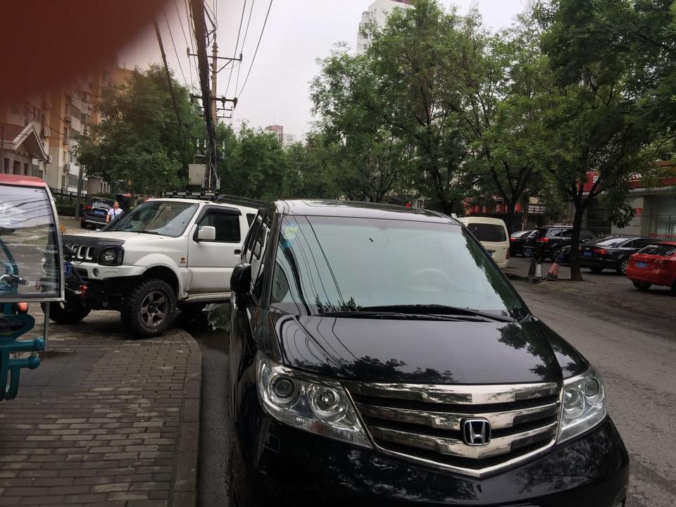艾力绅-这款车子路上跑的越来越多了，确实现在一家子出门，公司办事情还是它使用啊。