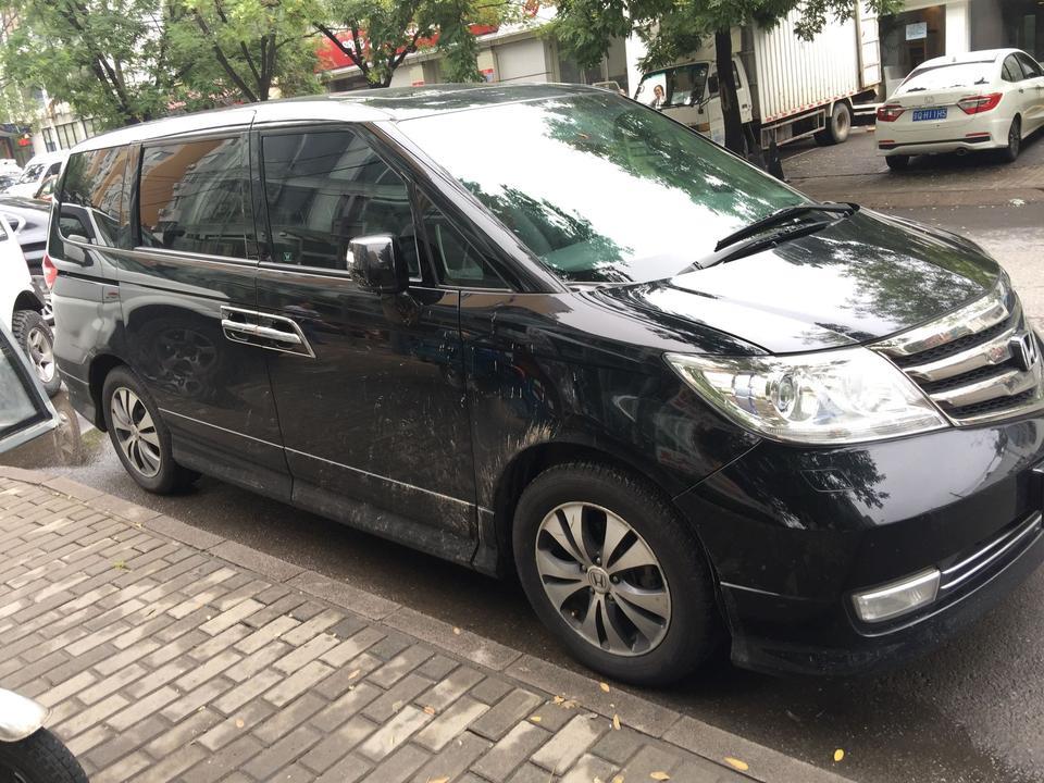 艾力绅-这款车子路上跑的越来越多了，确实现在一家子出门，公司办事情还是它使用啊。