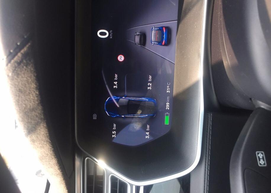 model s-胎压过高怎么办？预警值范围是多少？
最近北方天气春如四季，好吧，其实就说的北京。可能是因为日温差的原因吧，每天凉车胎压2.9~3.0左右，但到了中午，开的开的胎压就开始逐渐上升，有几次到下午高温时胎压直冲3.5.
不知道，特斯拉的胎压预警顶点是多少？有说3.4的，不知对不对。那如果胎压过高于3.4，那是不是得找地方撒点气？但气温一低会不会胎压又过低了？有些矛盾哦。　大家都是如何做的？
