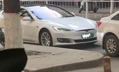 这是今天在街上看见的第三辆model s，和燃油进口车比，特斯拉算贵吗？