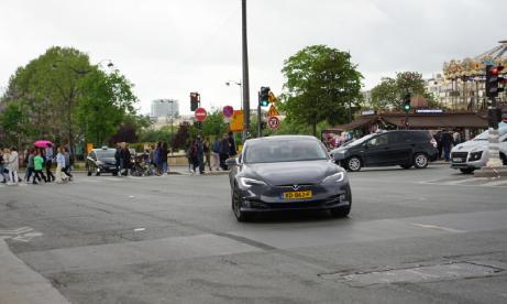 竟然在巴黎看到了一辆特斯拉 Model S，这是最新款吗？