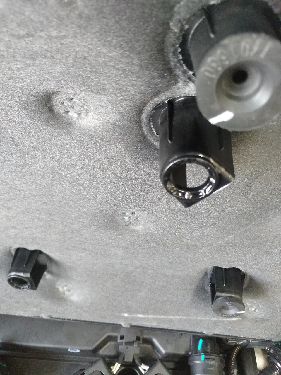天逸 c5 aircross-1.6T  乐享版，气门室盖漏油，4S店说小问题。大家懂车的帮忙解答下。