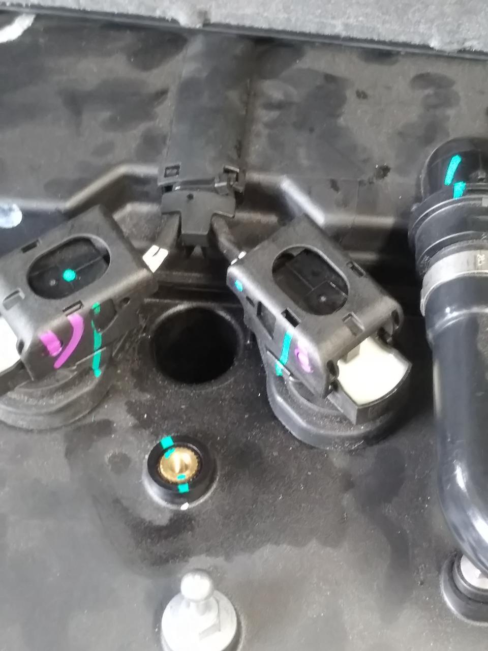 天逸 c5 aircross-1.6T  乐享版，气门室盖漏油，4S店说小问题。大家懂车的帮忙解答下。