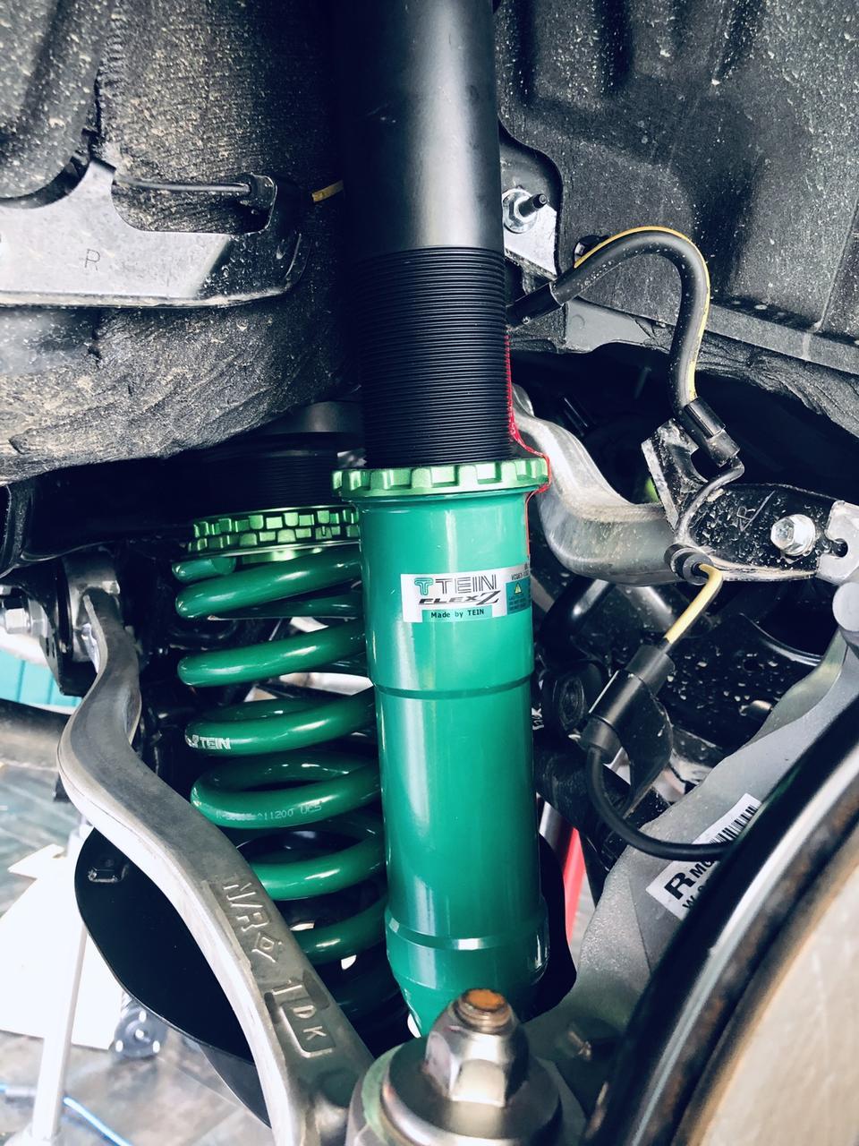 请问各位车友，雷克萨斯is300f，素车（没改避震，轮毂）轮胎与与车身是多少指的宽度， 前4指，后3指吗？求接答，原车数据忘了记，有图最好，谢谢各位车友！