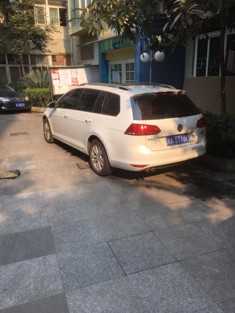 高尔夫(进口)-我的爱车今年有时候仪表盘会报下方图片的故障，一次洗车我就让家附近的汽车服务连锁店扫了一下故障，说的是变速箱报的故障，由于在质保内，让我去4S店处理;令人发指的事情来了，4S店检查完后，说没故障，我买车不到三年，不太懂，就又开回家附近连锁店，他们说4S店的给我清除了，过了两个月左右，也就是昨天，又报了一次相同的故障，我又去了4S店，他们又说没有故障，我是做通讯的，照我的理解，车子显示屏有报故障的话，应该就是在控制单元存储器里，不可能我车子报了一个瞬发故障，存储器里的故障就凭空消失了，请问一下