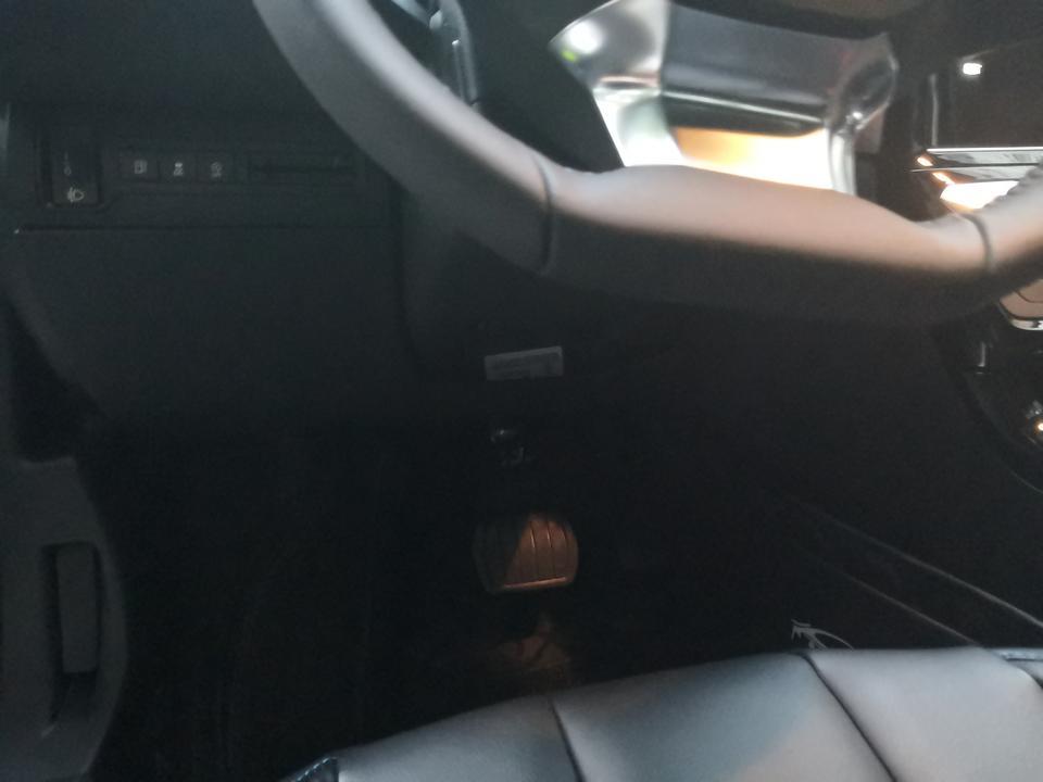 标致308-今天跑了100公里左右，不管开内循环还是外循环 都感觉方向盘底下这一片都热乎乎的出热气，水箱温度也到了83度，打开机舱，发动机热的要命，新车一共跑了1000公里，正常吗？