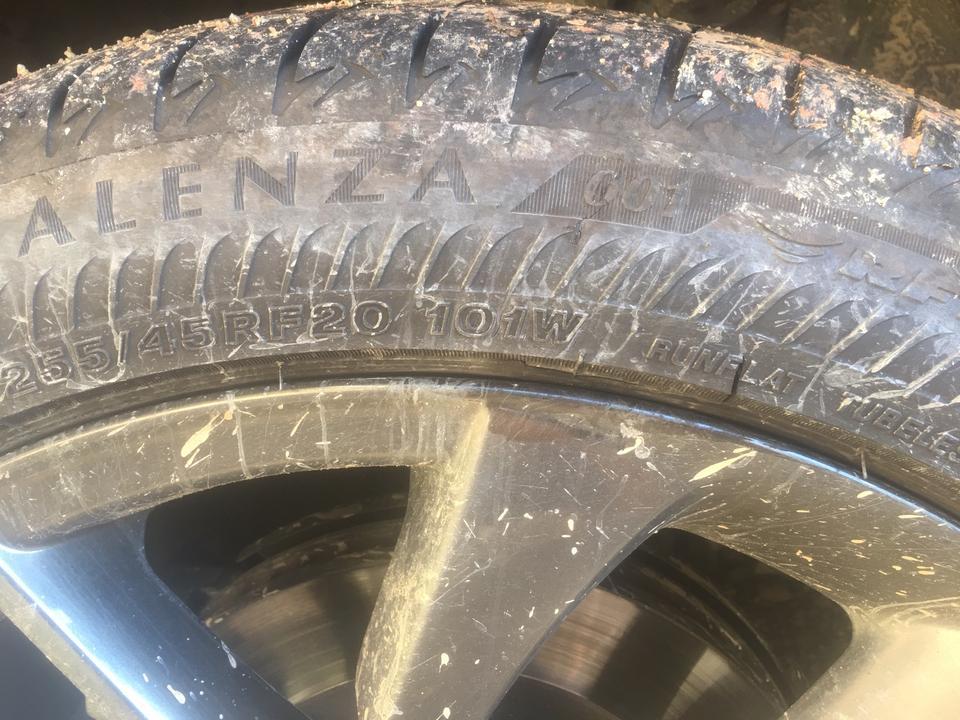 英菲尼迪qx50-防爆胎那么快就让我体验他的豪了，昨晚过一个小坑，它就壮烈了。就想问一下各位，现在已经是零胎压了，没备胎，农村到城里有四十公里，还能继续开吗？