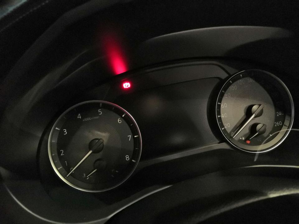 英菲尼迪qx50-锁车了，驻车灯一直亮着的吗？