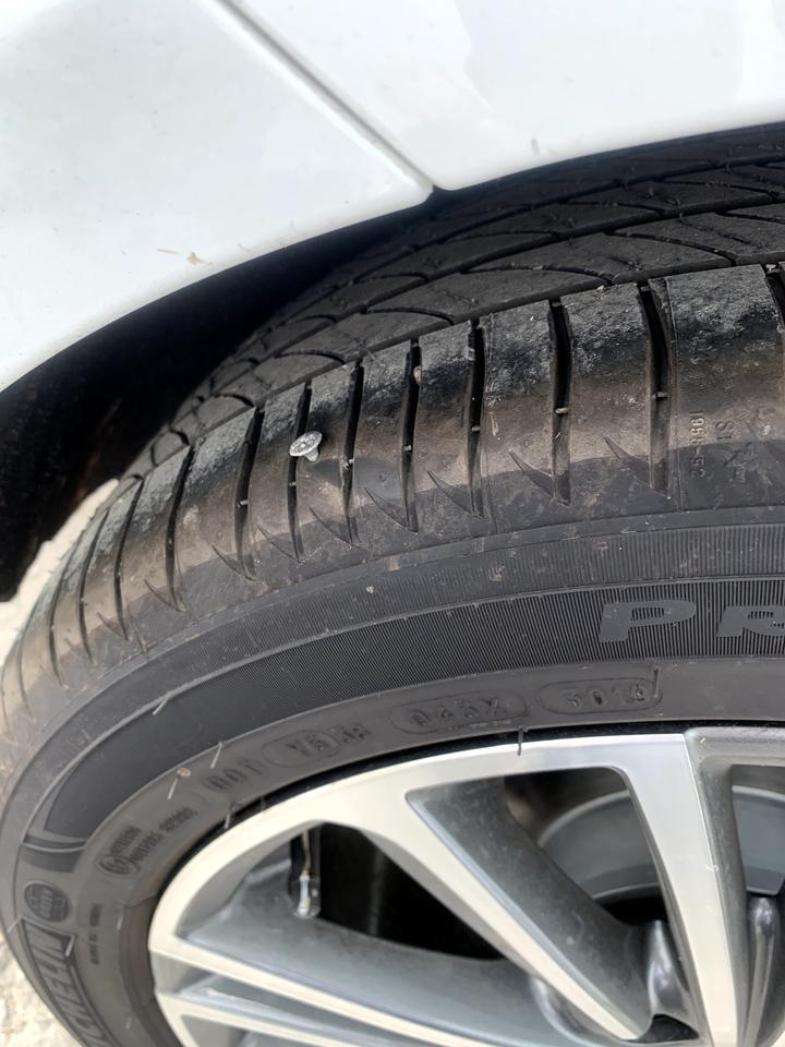 荣威i6-新车300公里   扎了个螺丝钉拔不下来   去了轮胎修理店    以为需要补胎帮我拧了两个螺丝下来    最后帮我把钉子拔出来了   没有漏气他说没事  又帮我把螺丝装上去了   需要做轮胎定位吗   我怎么感觉现在起步的时候后面有点异响