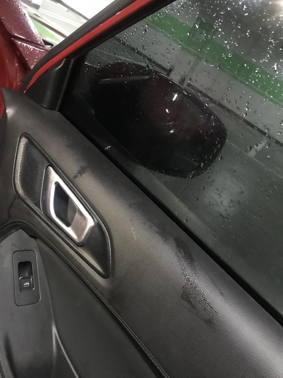 瑞虎5X。 刚提车1个月，公里数2000。  我这是什么情况，外面下雨了，停露天的，。  窗户关完了，4个窗户都在流水下来，哎，杂回事，不会坏了吧，明天去检查一下，