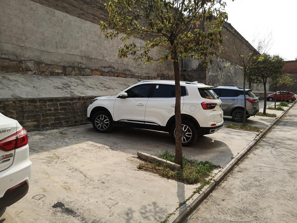 我是2019款瑞虎5x智耀，车各方面都不错，大小正合适，远观很好看小而精致大而不累，前脸威武后屁提神小号虎8名不虚传大灯缺憾不是全系LED计划自己到4店换，内饰尚佳整体科技感拿手，1.5自吸虽说没什么亮点但相对油耗就可以不说了要啥自行车?。目前500公里左右发现俩侧门下黑色侧装饰条在雨天行驶中打开车门里面全是泥巴灰，但进不去门密封胶条里，只是给人感觉不好看 一开门下面脏兮兮的，谁是同款车主有什么搭配办法自己改一下？准备网淘一下看看解决这点头疼小事《忽略油耗小计目前已经平均到6.9了磨合期过估计还能下》