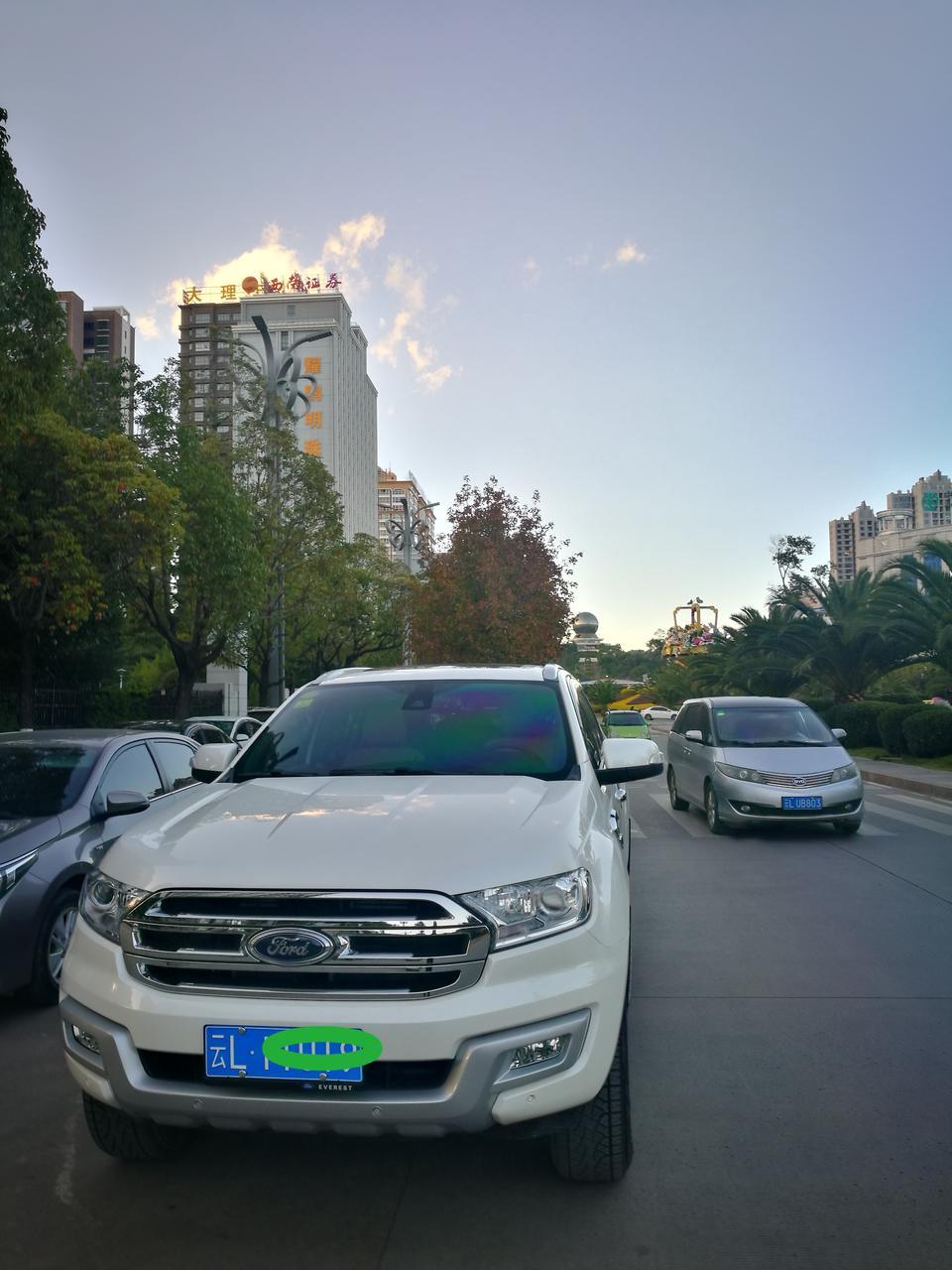 撼路者-18年11月提的车（五座豪华+科技包），到今天一共跑了3692公里，感觉还行，但就是发动机故障灯的问题4S店一直没能解决好，每次到4S店维修也就消消故障码，跑个几天又亮了，4S店师傅检测说是三元催化坏了，得换，但要自费，理由是加了不合格的燃油。说明一下，新车提出来后就在4S对面的中石化加了一箱95号汽油，第一箱油快要跑完油表灯还没有亮，但发动机的黄灯却亮了，然后就开到4S店维修，说油品不好造成的，然后消了故障码，到今天消了三次故障码清洗了三元催化和氧传感。喏，还是不行，继续在中石化加95号油，跑几