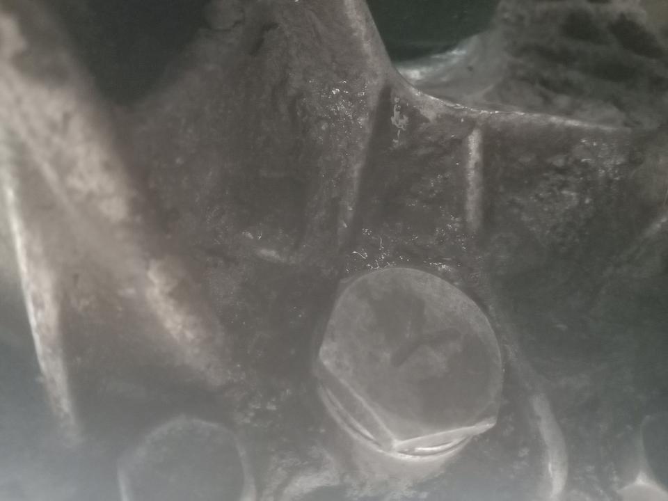 比亚迪f3-请教一下各位，我的小三半轴油封这边滴油，换了油封，几天又开始滴油，换了好几个油封了，还是滴油，是什么问题。半轴是暑假刚换的。