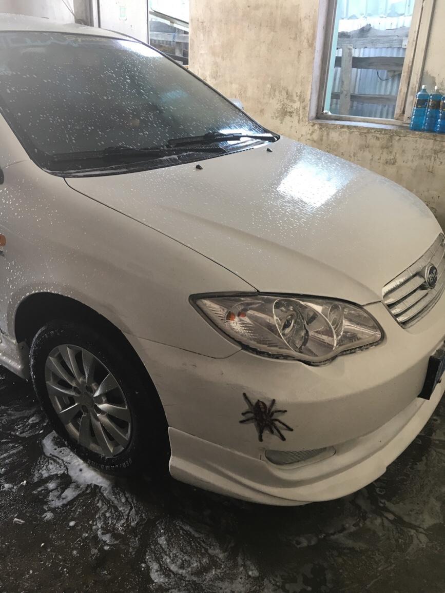 比亚迪f3-f3小排量家庭代步车：我把轮胎加宽了 ：215/40r17的 轮毂加大了7.5j的；转弯时还是不稳，是不是应该换减震 降低车身啊？
