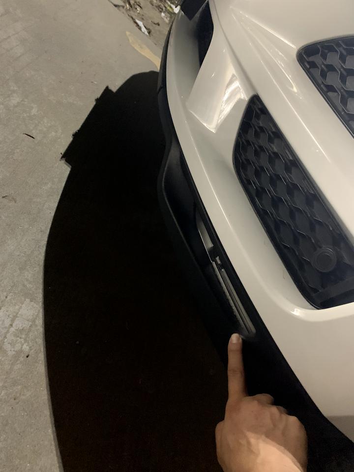 捷豹f-pace-我的前杠下唇有一次停车的时候抵到树了，下唇掉了我按回去了现在经常掉，有没有什么办法把它固定死。