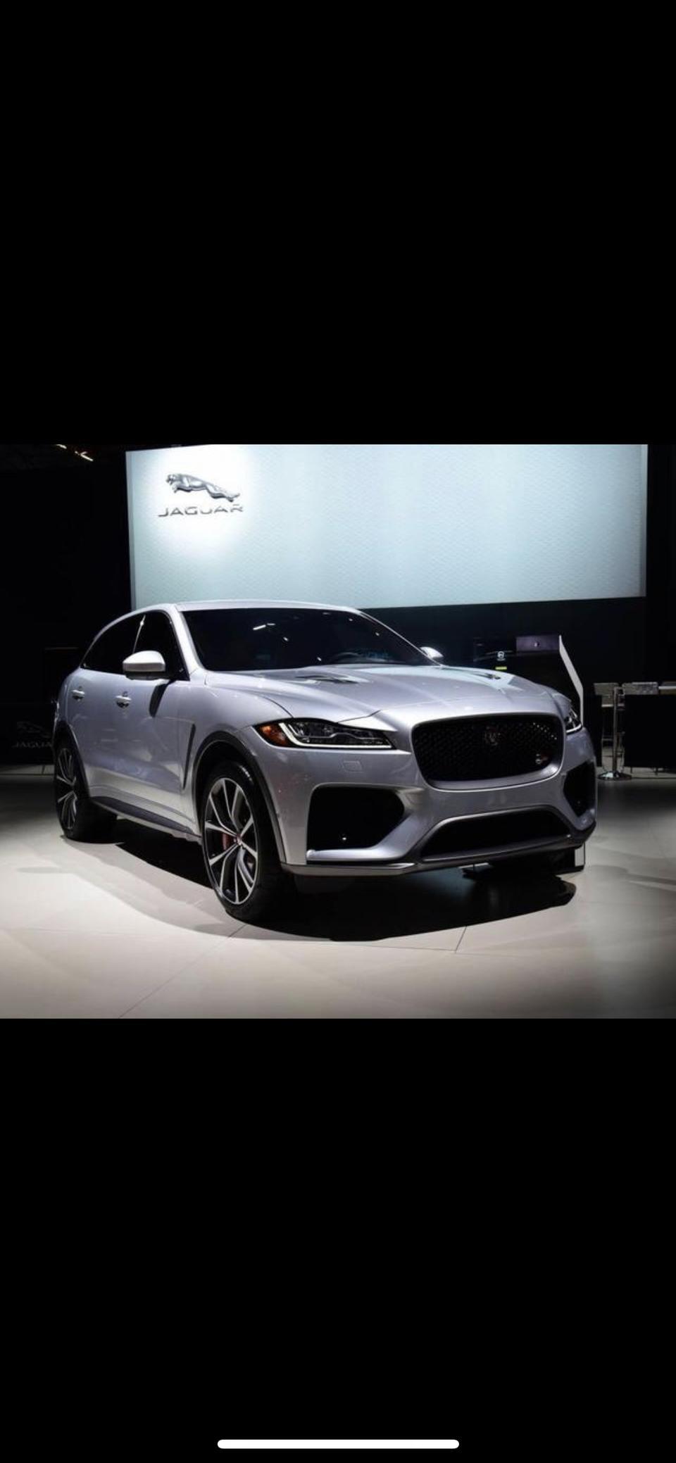 捷豹f-pace-请问为什么我去4S店看到的跟这车不一样呢？后面4个排气管？前脸  侧面都不一样？图片是哪一款啊？