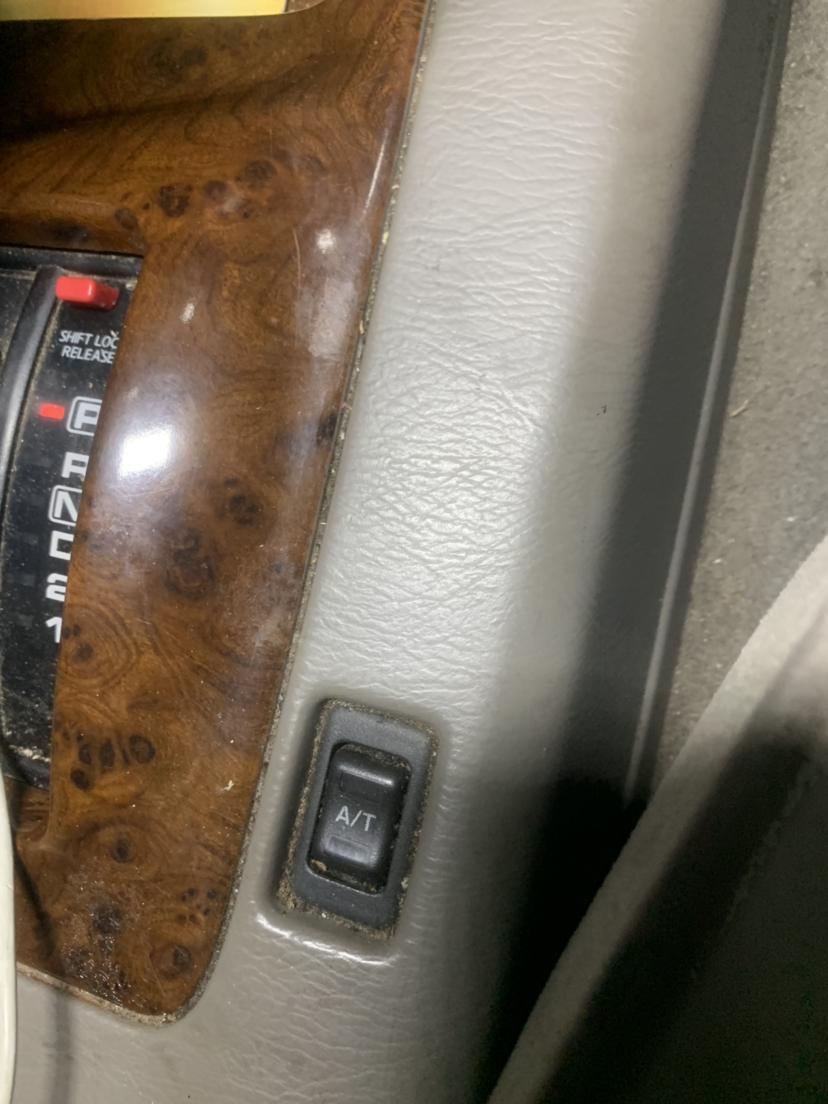 途乐-大家好, 小弟坐标新西兰。刚刚从朋友的朋友手里收来一辆y61，2002 年3.0t 柴油 30w公里。请问这个收音机旁边的按钮是什么作用? 还有图三那个档位旁边A/T按钮。中间位置不亮灯。前面 后面按下去就是绿色和橙色，怎样使用。谢谢大家
