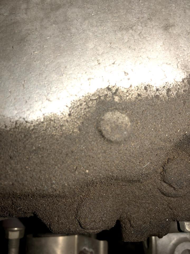 斯巴鲁brz-请问大家BRZ发动机在靠近排气管上方的位置有油污渗漏现象，不知道各位大神的有没有这现象，影响大吗？