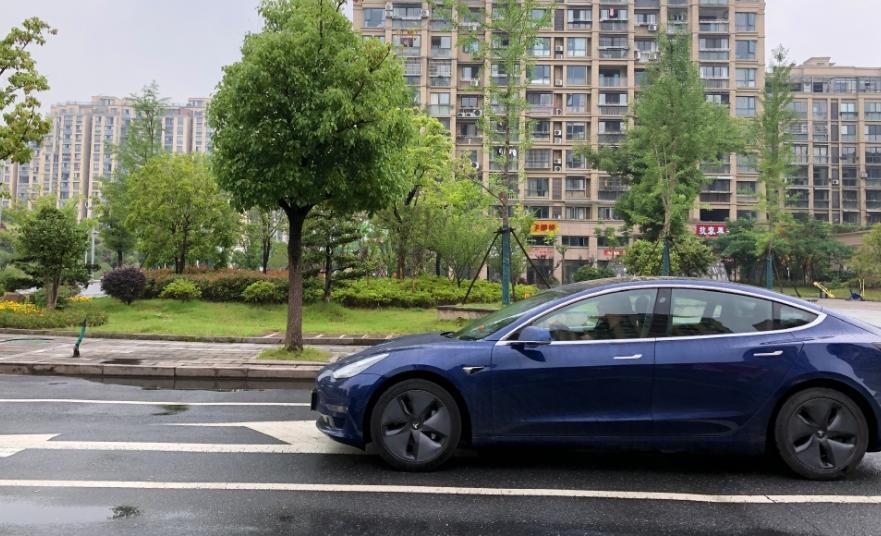 model3進口又看見一輛毛豆3大家覺得國產以後這車會滿街跑嗎