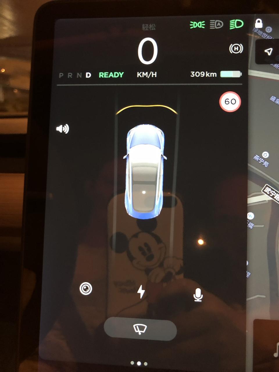 model 3(进口)-想请问一下今天发现行驶中屏幕上时不时出现一个喇叭，低速时还会发出一声叮....这在之前没有的。喇叭的图标在行驶过程中没有，只有红绿灯等待静止后才出现的。怎么回事呀？细想一下，昨天驻车后设置过蜂鸣，不知道有没有关系。谢谢?