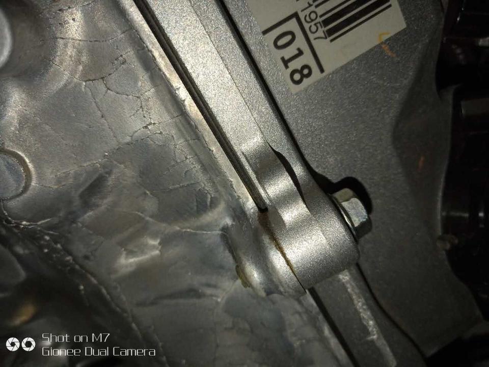 兰德酷路泽(进口)-为什么中东版陆巡发动机外面有很多裂痕，，看了好几辆新车都是这样的，来位大神解释一下